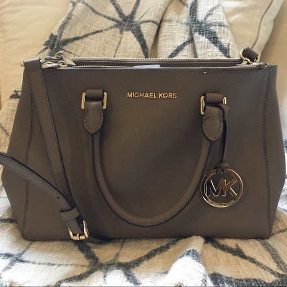Michael Kors Handbags - Michael Kors Medium Sutton tote